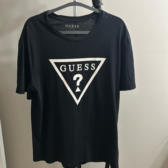 Guess extra large black-and-white T-shirt with Guess  logo on the front - Picture 1 of 3